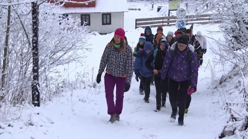 Místo na běžkách musí studenti chodit v Krkonoších pěšky