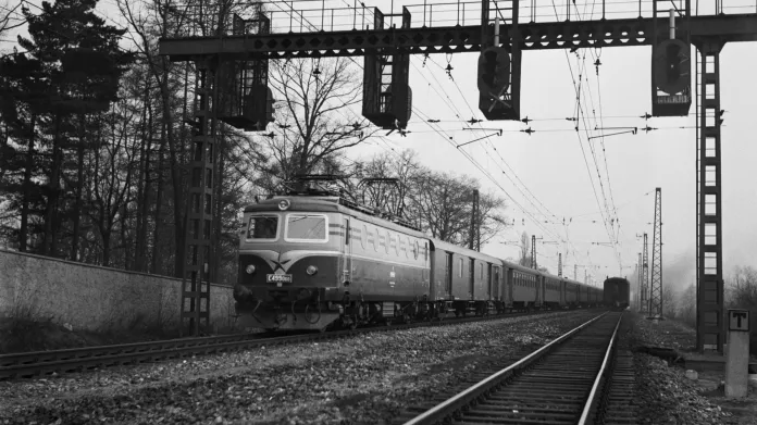Zatímco lokomotiva E499.060 veze osobní vlak, v opačném směru ještě dýmá parní lokomotiva