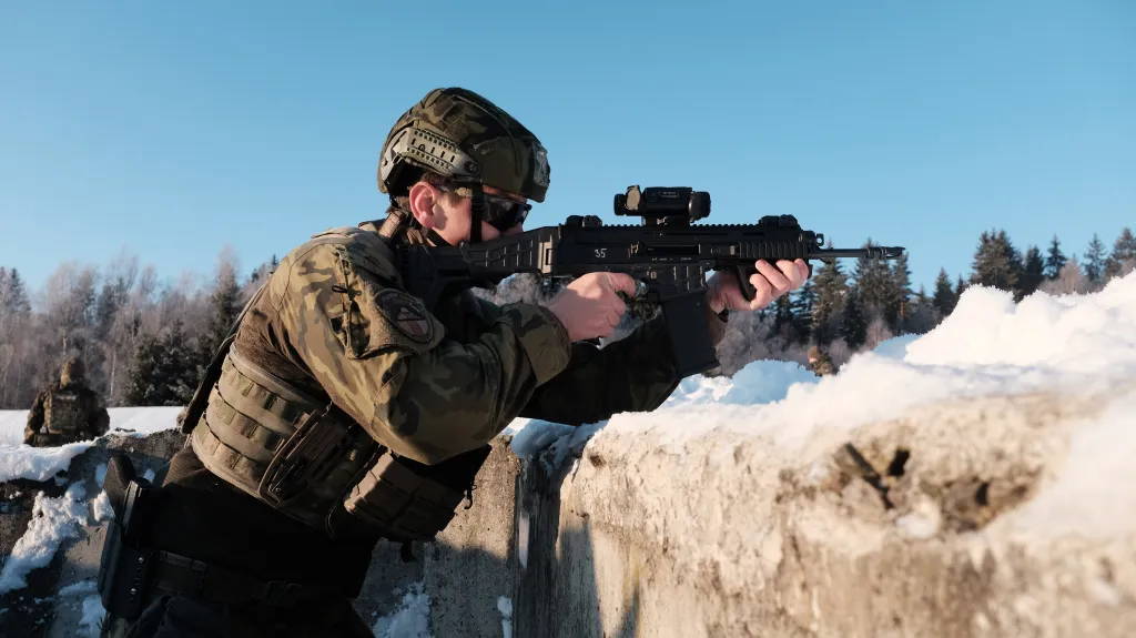 Výsadkáři jsou vybaveni puškou BREN 2 a přilbou Air Frame Helmet