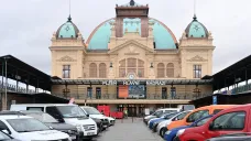 Plzeňská památkově chráněná budova nádraží se po třech letech otevřela