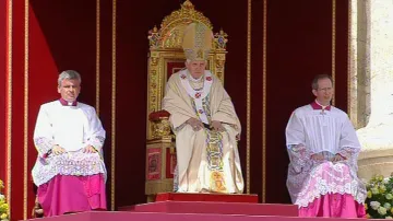 Papež Benedikt XVI. poslouchá žádost o blahořečení