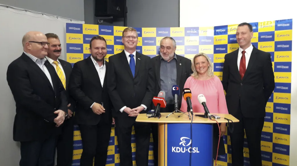 Renata Chmelová spolu s představiteli KDU-ČSL na tiskové konferenci k výsledkům 2. kola senátních voleb