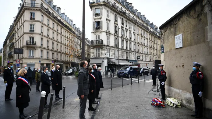 Připomínka obětí střelby u pařížského baru Le Carillon