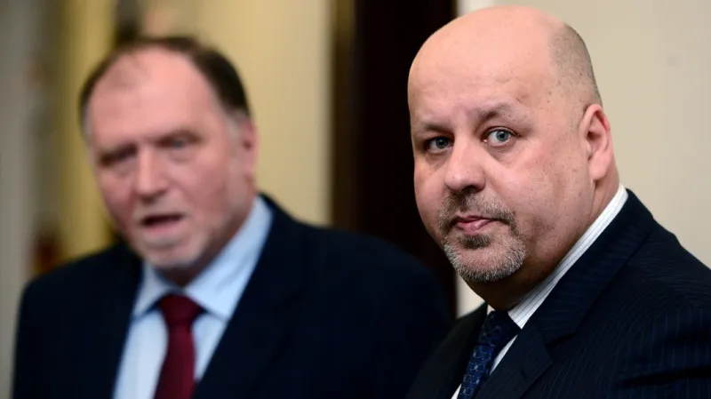 Petr Lessy u soudu (vlevo jeho advokát Tomáš Sokol)