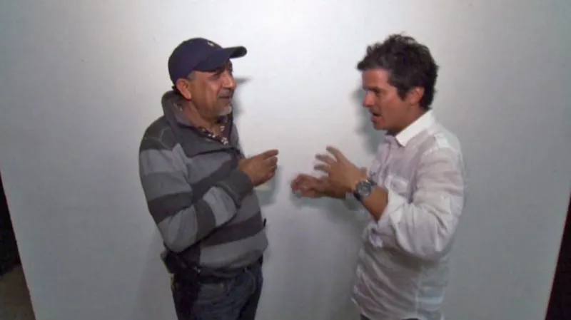 La Tuta poskytl rozhovor před bílou stěnou