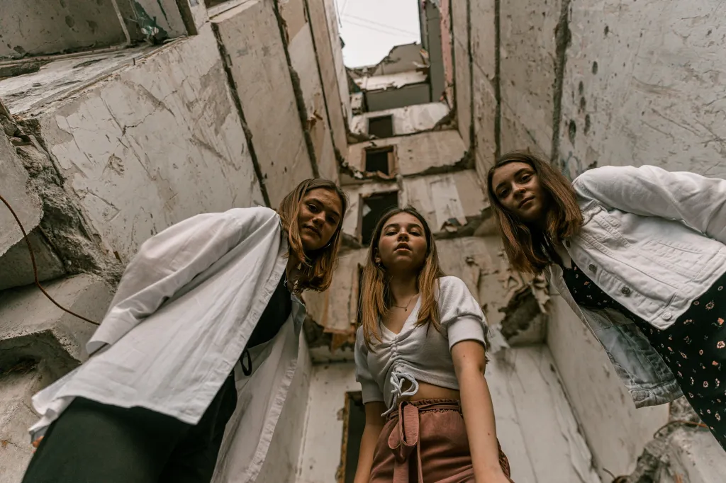 Fotograf vytvořil maturitní album školákům z válkou zničeného Černihivu
