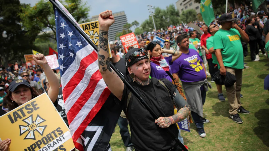 Tisíce lidí nejen v Los Angeles protestovaly proti imigrační politice Donalda Trumpa