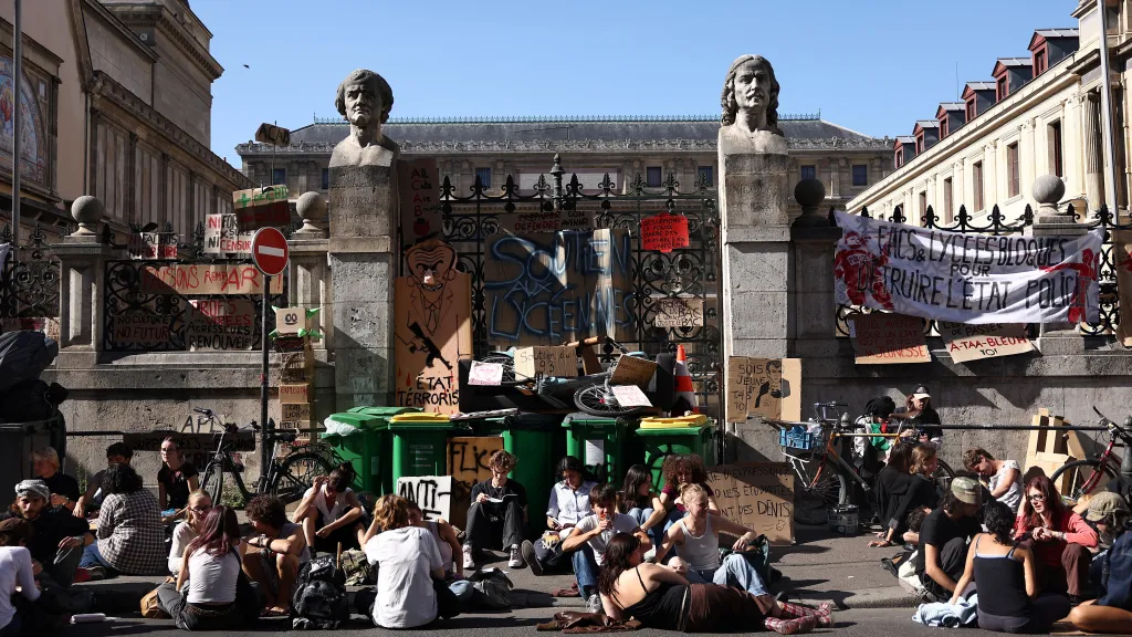 Studenti blokují vchod do pařížské školy École nationale supérieure des beaux-arts (5. října 2026)