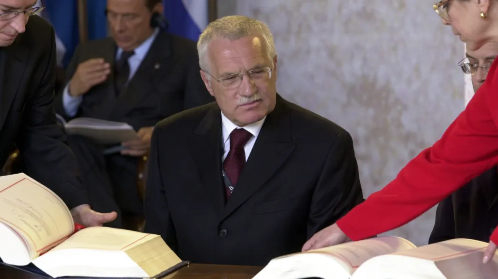 Václav Klaus v roce 2003 podepisuje smlouvu o vstupu ČR do Evropské unie