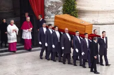 Církev se rozloučila s emeritním papežem Benediktem XVI. Pohřbu se účastnily desetitisíce lidí