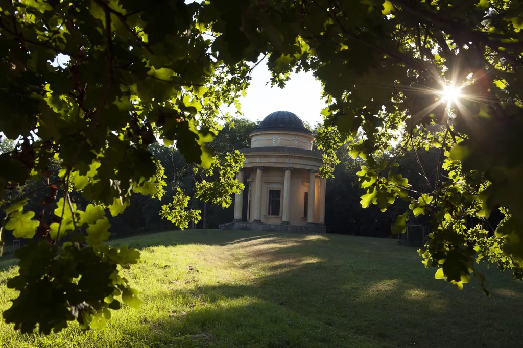 V té době začínal být módní tzv. anglický park a zámecké okolí ve Veltrusech se mu přizpůsobilo. Klasicistně-empírovou parkovou architekturu dnes tvoří Pavilon Marie Terezie, Laudonův pavilon, pavilon Přátel venkova a zahrad (na snímku), Jindřichův templ, spousta soch, vzácných dřevin, ale i účelových staveb. Park je označován za perlu Dolního Povltaví či oázu Středočeského kraje.