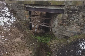 Vlaky na Rychnovsku už roky jezdí přes chátrající most