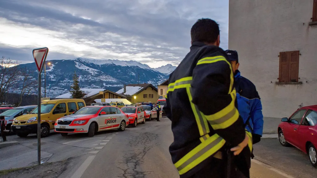 Policie na místě střelby ve švýcarském Daillonu