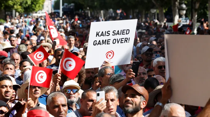 Protest proti tuniskému prezidentu Saídovi v říjnu 2022