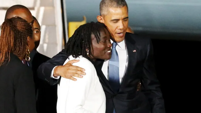 Barack Obama se svou nevlastní sestrou Aumou