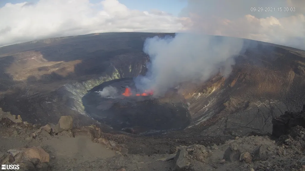 Vědci z  Havajské vulkanické observatoře (HVO) monitorují aktivitu sopky Kilauea v národním parku Hawaii na Havaji již několik let. Snímky ukazují aktivitu vulkánu v rozmezí 29. září až 3. října 2021