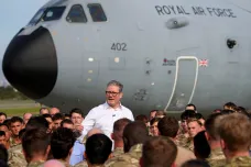 Británie se chystá na odražení přímého útoku, armáda ale přichází o vojáky