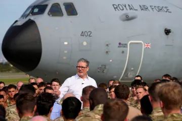 Británie se chystá na odražení přímého útoku, armáda ale přichází o vojáky