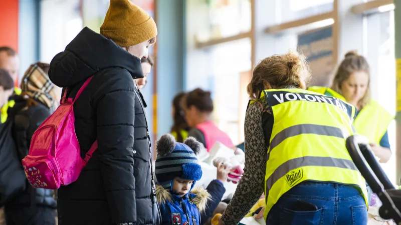Dobrovolníci rozdávají zásoby a informace ukrajinským uprchlíkům po jejich příjezdu v uvítací a informační hale v přístavu Nynashamn, asi 60 km jižně od Stockholmu ve Švédsku, 15. března 2022