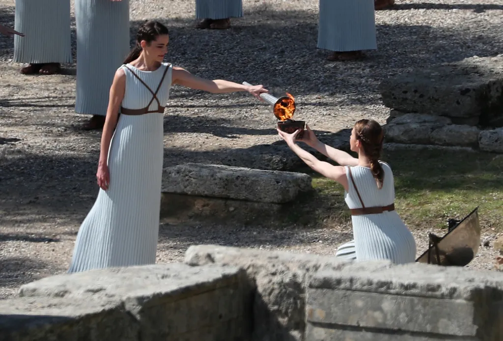 Řekové zapálili olympijskou pochodeň