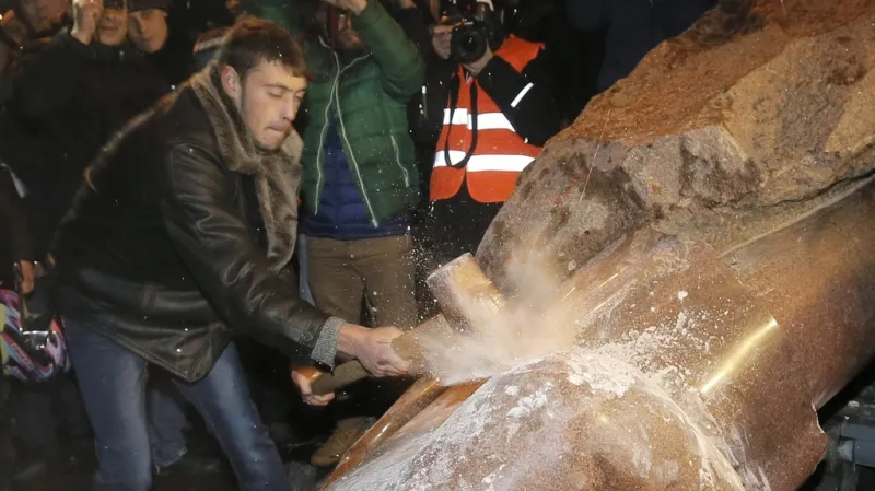 Demonstranti ničí sochu Lenina