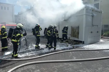 Na Jičínsku hoří bateriové úložiště, hasiči varují před zplodinami