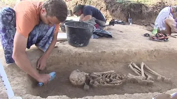Archeologové při odkrývání hrobů v Hroznové Lhotě