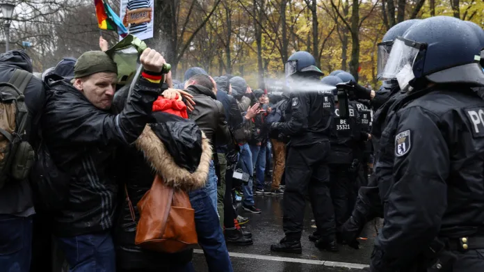 Zásah police proti demonstratům v Berlíně