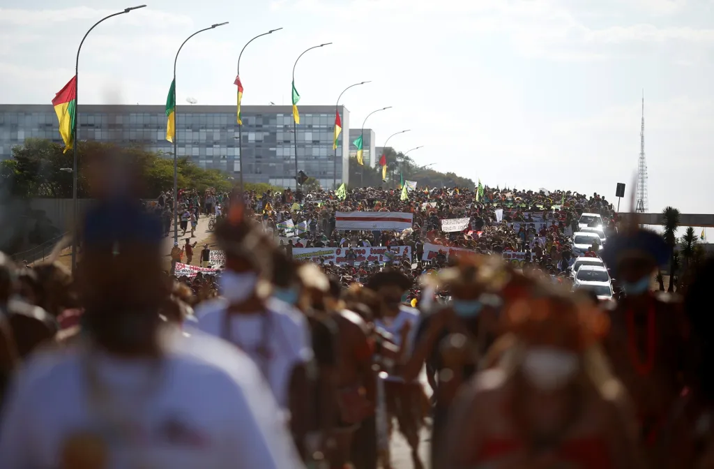 Mezi sérií nových opatření je mimo jiné návrh, aby za chráněná území původních obyvatel byla považována jen ta, která obývali indiáni v roce 1988, kdy byla vyhlášena současná brazilská ústava