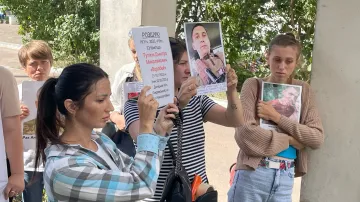 Ukrajinci čekají na své blízké po výměně zajatců s Ruskem