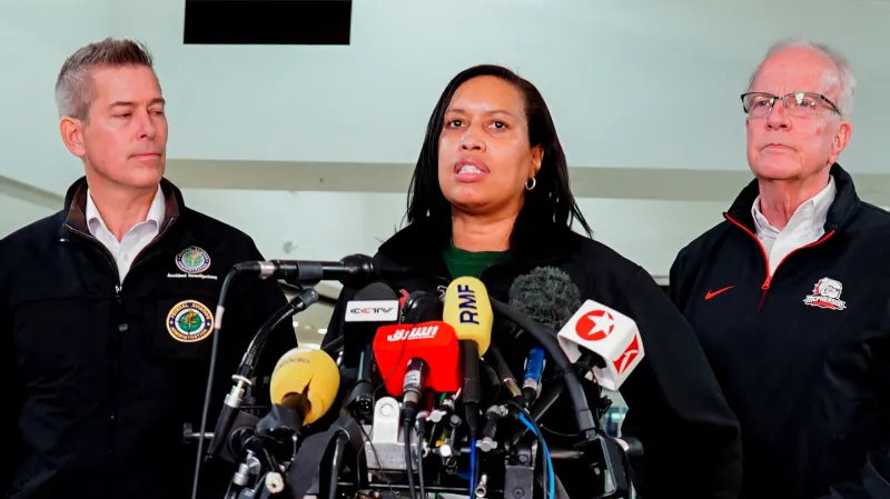 Starostka Washingtonu DC Muriel Bowserová promlouvá k médiím