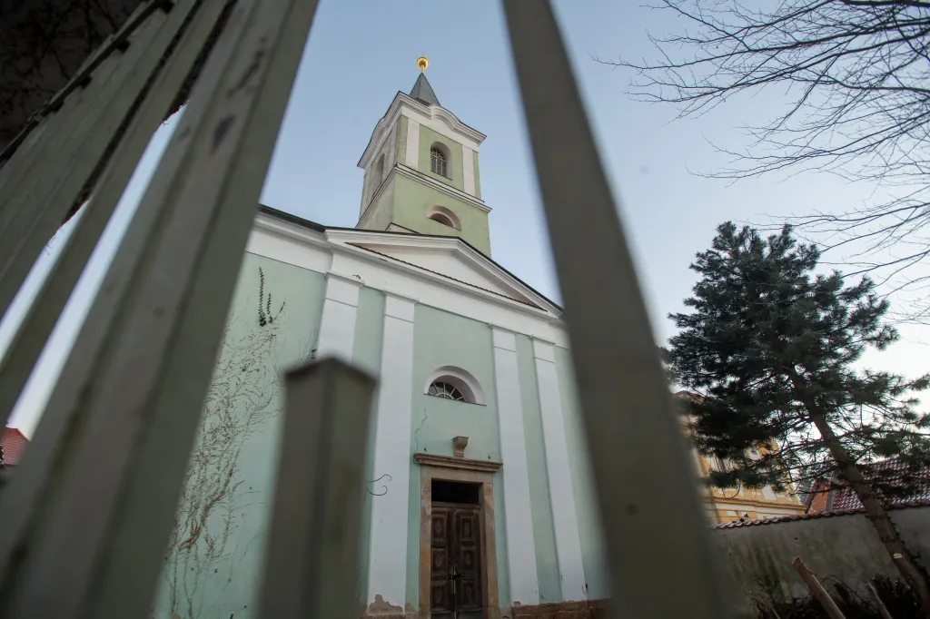 Loni v prosinci začali Pivoňkovi s pomocí zhruba dvou desítek dobrovolníků s úklidem zahrady a vnitřních prostor