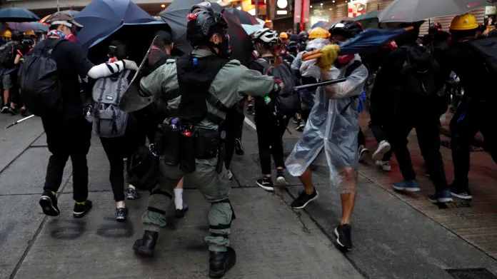 Zásah policie proti protivládním demonstrantům