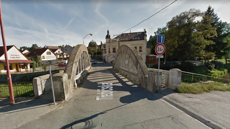 Most ve Velkém Meziříčí před pádem