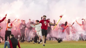 Fanoušci Slavie vtrhli během sobotního derby na hrací plochu