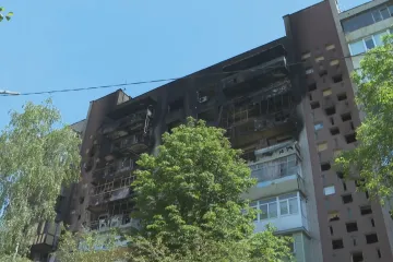 Po útocích ruských dronů zůstávají v Chersonu trosky budov