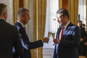 Premiér a předsedové parlamentu budou brát od ledna přes 300 tisíc korun