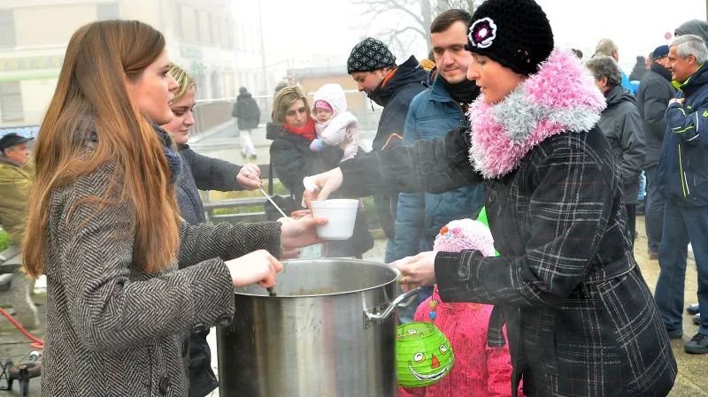 Rozlévání tradiční „Polévky pro chudé i bohaté“ v Letovicích na Blanensku