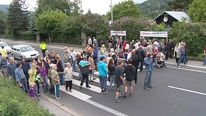 Obyvatelé Vaňova zastavili dopravu, aby podpořili dostavbu D8.