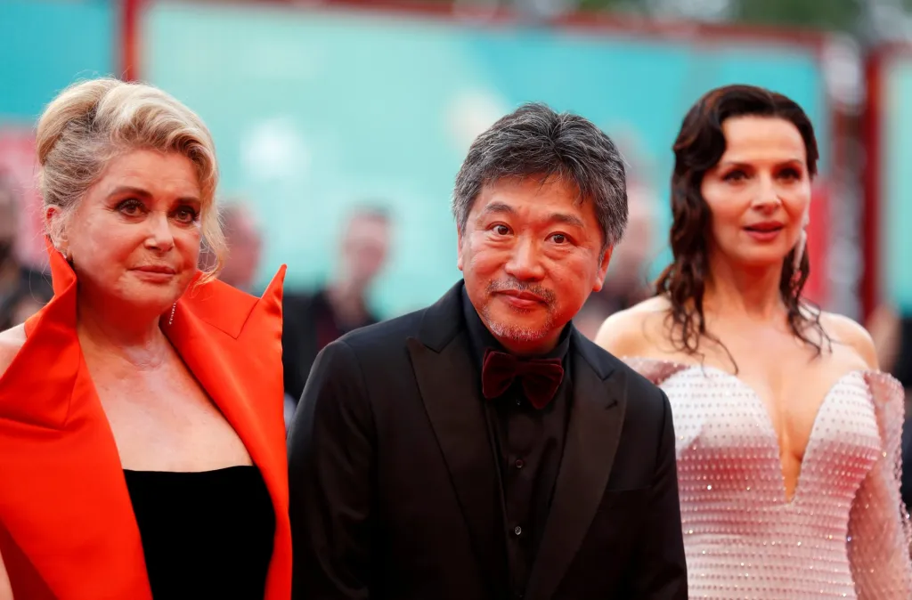 Francouzské herečky Catherine Deneuveová a Juliette Binocheová přicházejí s japonským režisérem Hirokazu Kore-edou představit „Pravdu“ (La Verite)