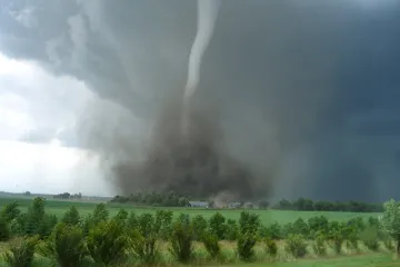 Tornáda mohou zničit celá města a zabít stovky lidí. Víc zasahují Ameriku než Evropu