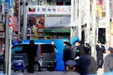 Do davu oslavujících lidí v Tokiu úmyslně najel řidič, devět osob zranil
