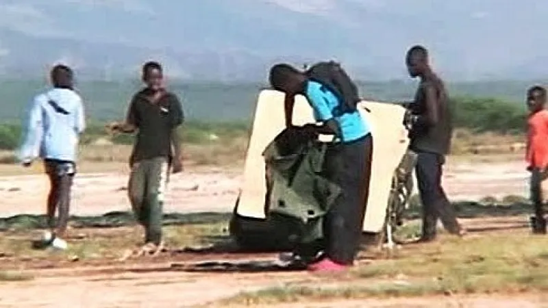 Haiťané rozebírají pomoc shozenou Američany z nebe