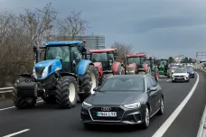 Farmáři plánují v pondělí zablokovat Prahu. Do města přijedou šesti trasami