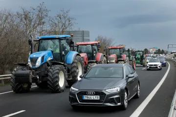 Farmáři plánují v pondělí zablokovat Prahu. Do města přijedou šesti trasami