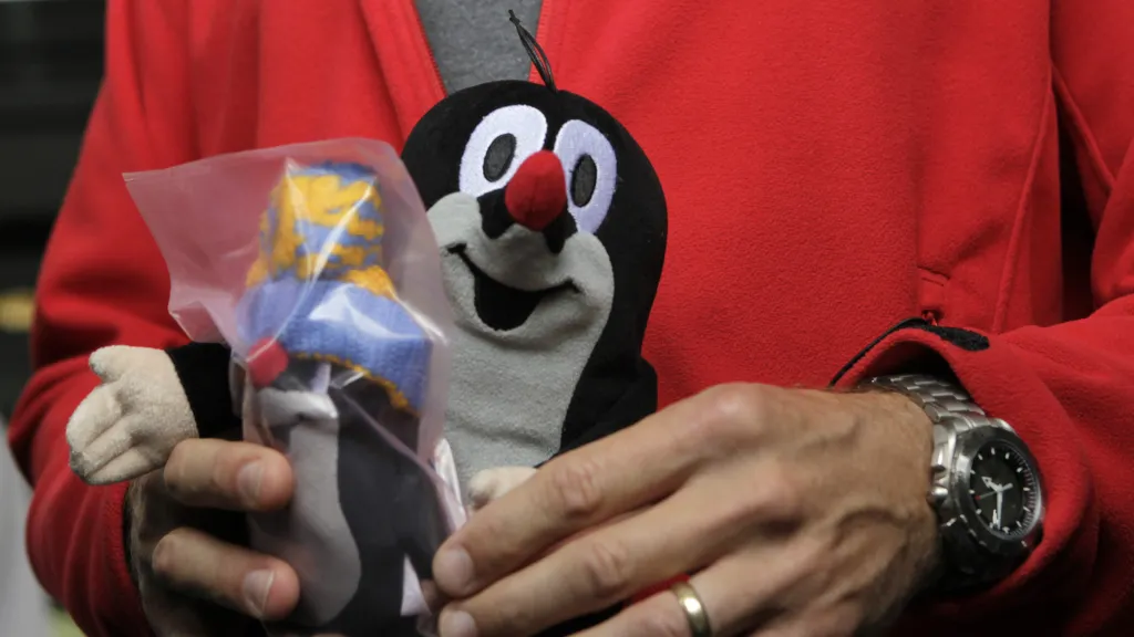 Krtci v rukách Andrewa Feustela