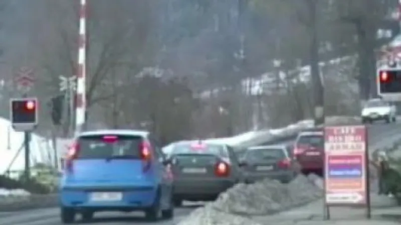 Policejní záběry řidičů přejíždějících koleje na červenou