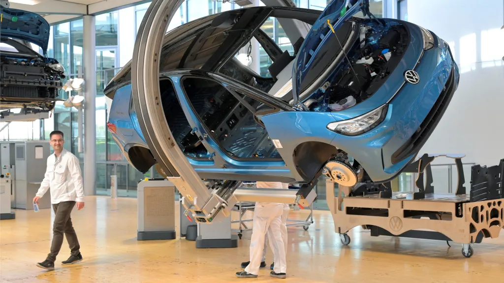 Foto z drážďanské továrny Volkswagen s modelem vozu ID.3 (14. května 2025)