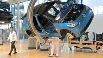 Foto z drážďanské továrny Volkswagen s modelem vozu ID.3 (14. května 2025)