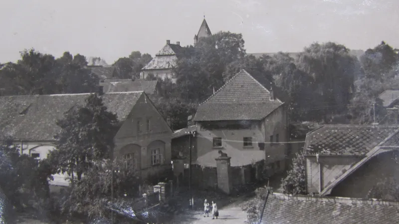 Vršťalův statek čp. 50 (vlevo) na pamětní fotografii